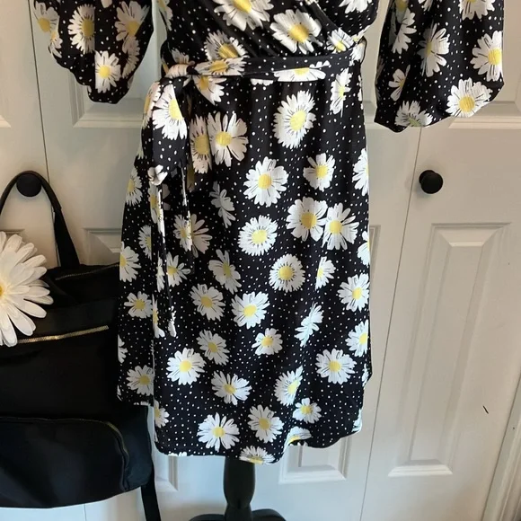 🌼Size 2 Super cute black w/white & yellow daisies & white dots maternity dress - Picture 5 of 15